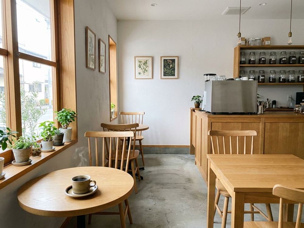 明るいカフェの店内